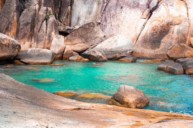 Laguna de mar con agua esmeralda entre grandes piedras Seascape