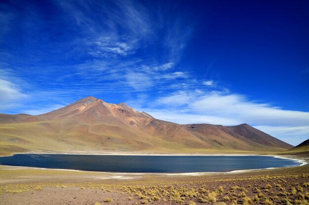 Laguna Miniques o Miniques lago con el volcán Cerro Miscanti en las tierras altas del norte de Chile