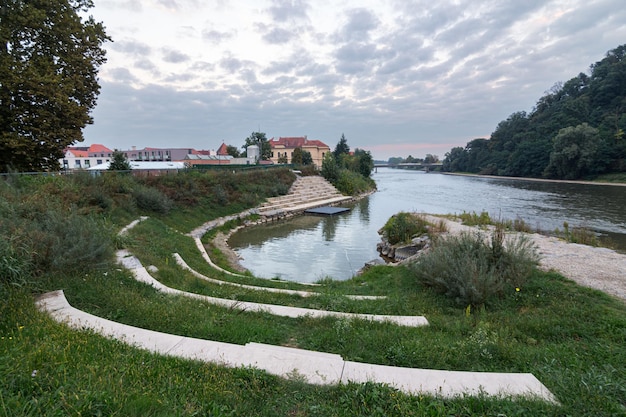 Una laguna en el río Mura con la ciudad