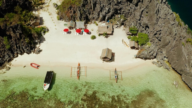 Laguna tropical con playa de arena rodeada de acantilados vista aérea el nido filipinas palawan seasca