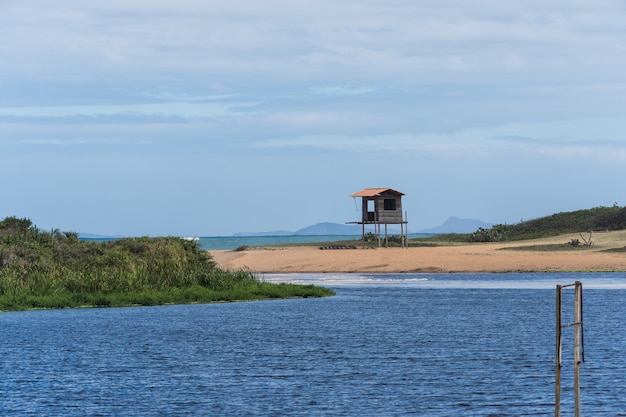 Lagune, die das Meer in Rio das Ostras in Rio de Janeiro trifft.