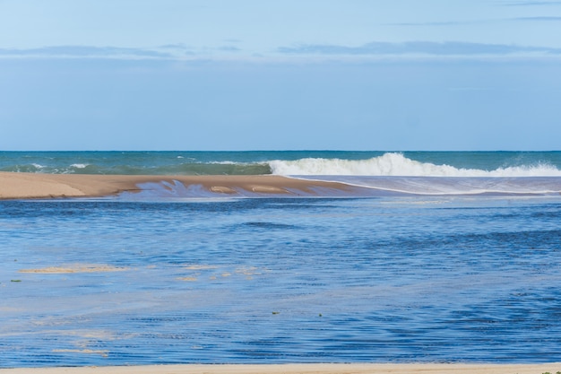 Lagune, die das Meer in Rio das Ostras in Rio de Janeiro trifft.