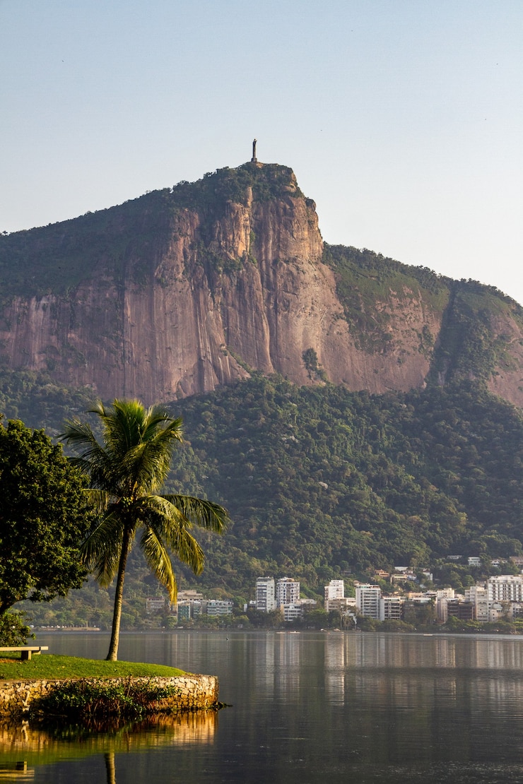 Foto lagune von rodrigo de freitas mit christus dem erlöser