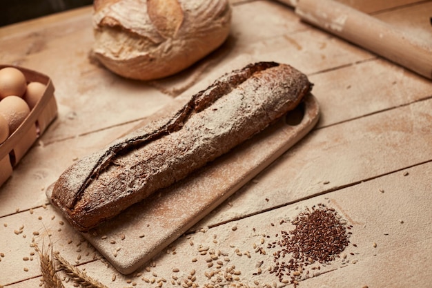 Laib Brot auf hölzernen Hintergrund Lebensmittel Nahaufnahme Brot in Sauerteig Ungesäuertes Brot