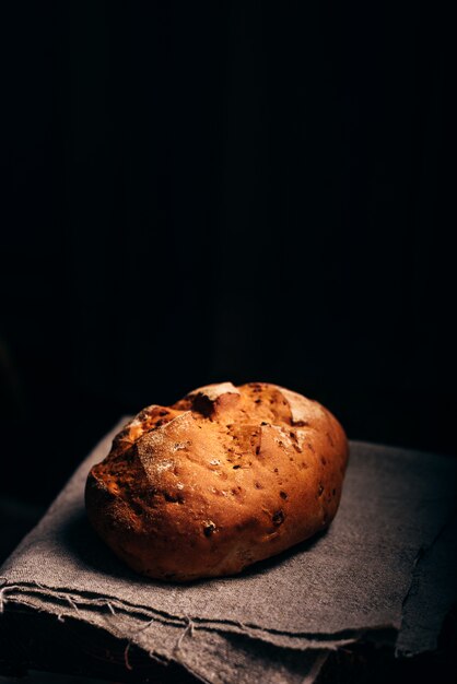 Laib Brot auf Stoff.