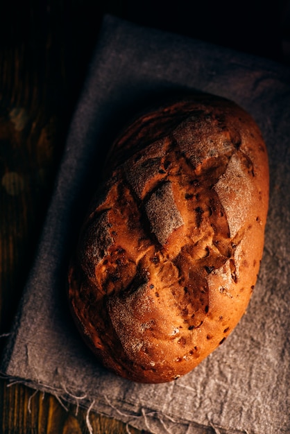 Laib Brot auf Stoff.