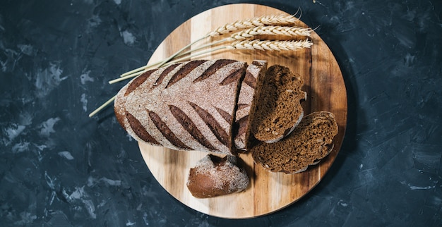 Laib frisches geschnittenes Brot