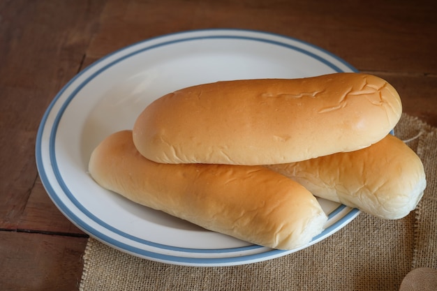 Laib frisches heißes Brot aus dem Ofen auf Holztisch.