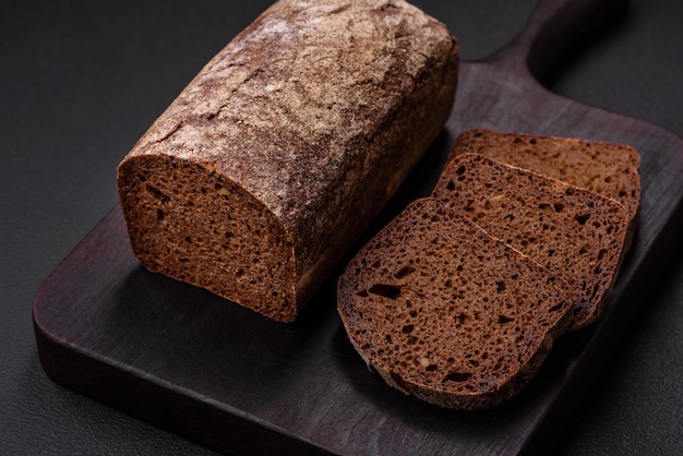 Laib frisches knuspriges Schwarzbrot mit Körnern und Samen