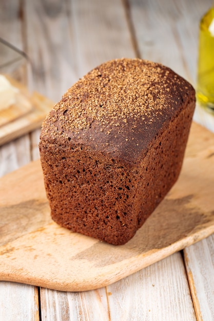 Laib Roggenbrot auf dem Holzschneidebrett