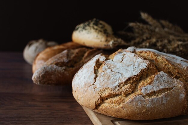 Laib Sauerteigbrot mit knuspriger Kruste auf Holzhintergrund Gesunde Bio-Backwaren