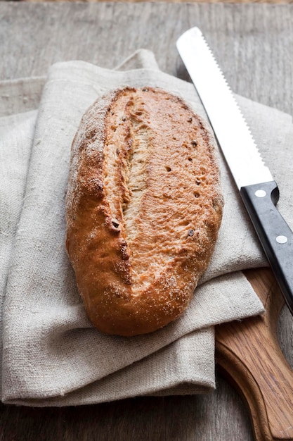 Laib Vollkornbrot Holzbrett auf Küchentisch