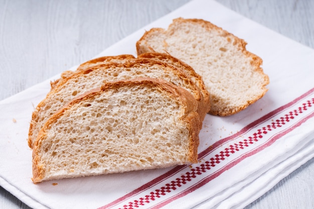 Laib Weiß, Weizen, frisches Brot, hausgemacht.