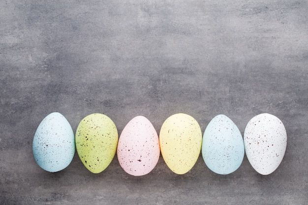 Laicos plana de huevos de pascua pintados en colores.