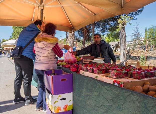 Laiki Agora Lokaler griechischer Bauernmarkt auf der Insel Euböa mit Kirschfrüchten und -gemüse in Griechenland