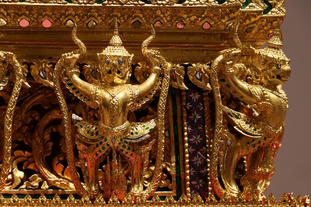 laithai - bellas artes de filigrana de estilo tailandés tallando una deidad tailandesa