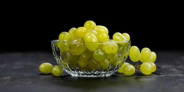 Laje de ardósia com foto de close-up de foco seletivo de uvas brancas
