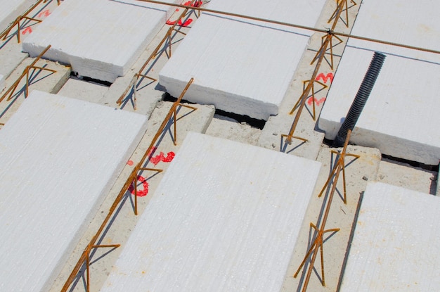 Foto laje de cimento e isopor em construção em casa ou construção de hardware reforçado com laje de isopor