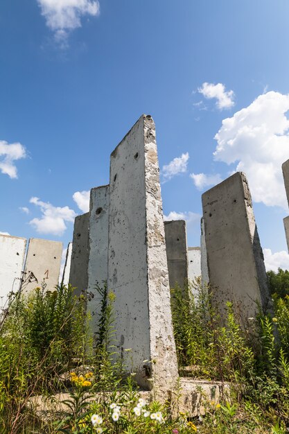 Lajes de concreto velhas em pé no campo. Edifício antigo inacabado