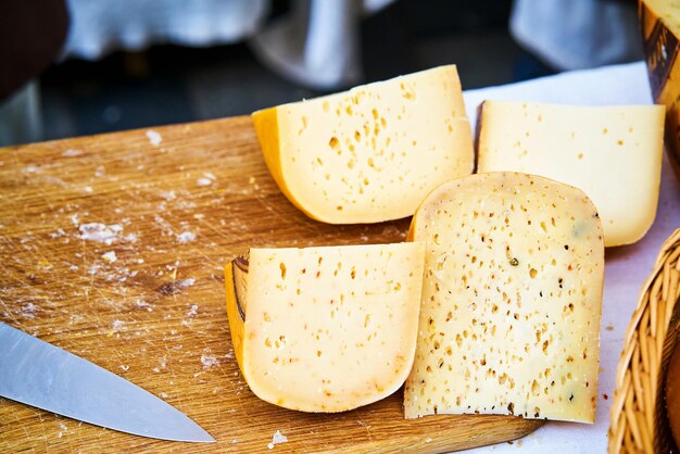 Foto lajes de queijo com furos