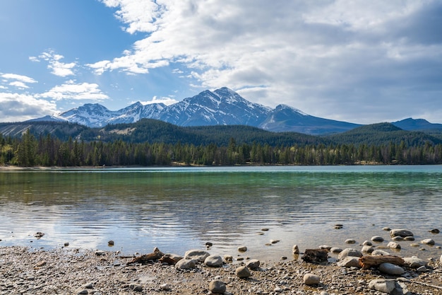 Lake Annette Seeuferstrand Pyramidengebirgsreflexion auf dem See Jasper Nationalpark