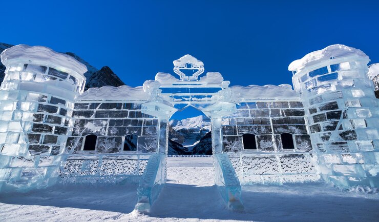 Lake Louise festival de invierno tallado en hielo y pista de patinaje sobre hielo Parque Nacional Banff Canadian Rockies