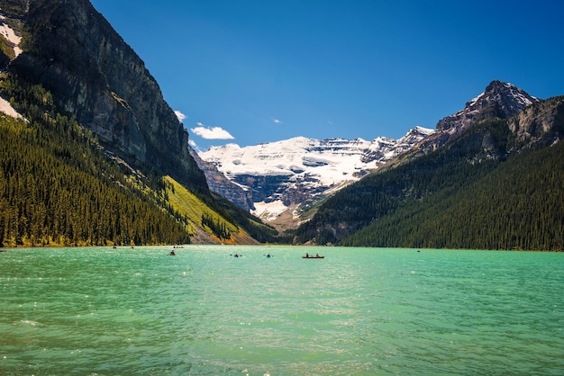 Lake Louise rodeado de picos montañosos y glaciares