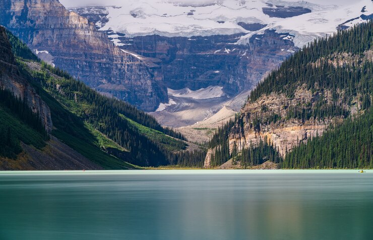 Lake Louise en verano día soleado por la mañana