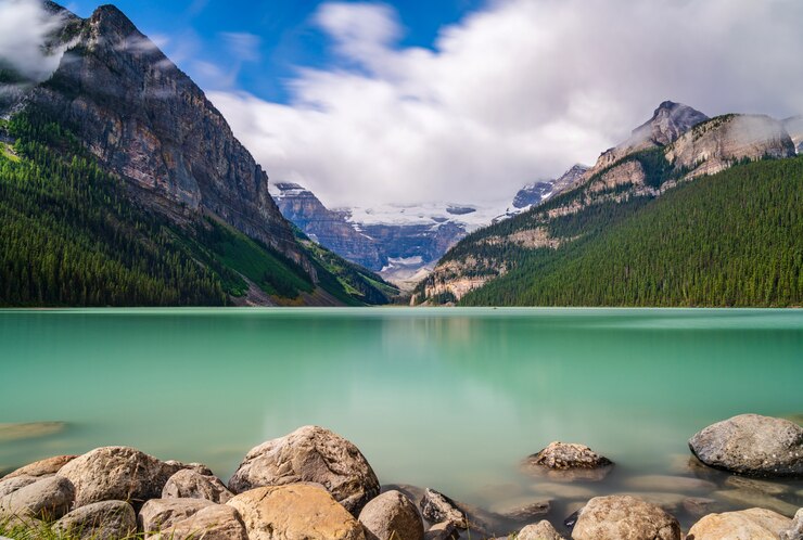 Lake Louise en verano día soleado por la mañana