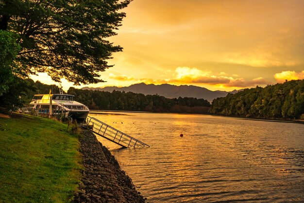 Lake Manapouri Commercial Dock, der bei Sonnenuntergang der Abfahrtspunkt für die Doubtful Sound-Reise ist