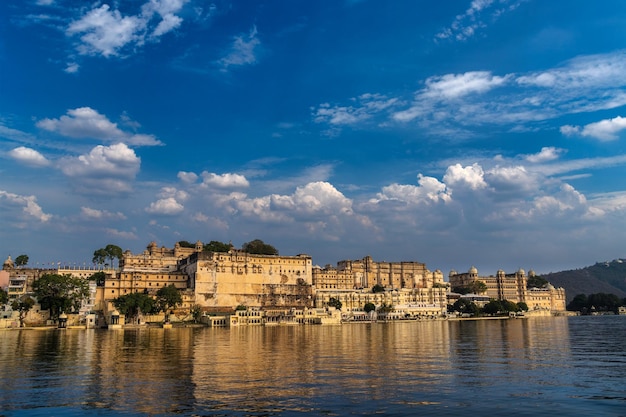 Lake Pichola Old City Palace e Lake Palace incrível e bela vista de Ambrai Ghat em Udaipur Rajasthan Índia