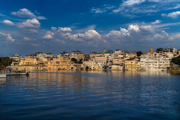 Lake Pichola Old City Palace e Lake Palace incrível e bela vista de Ambrai Ghat em Udaipur Rajasthan Índia