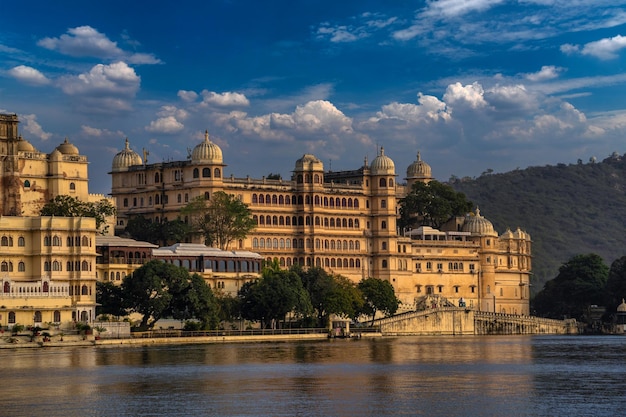 Lake Pichola Old City Palace y Lake Palace asombrosas y hermosas vistas desde Ambrai Ghat en Udaipur Rajasthan India