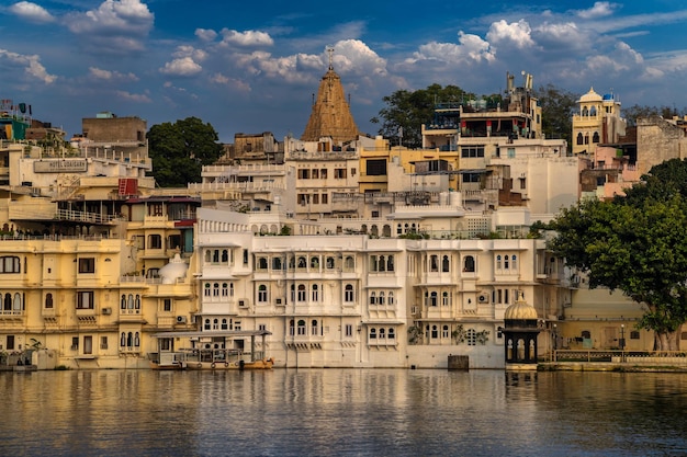 Lake Pichola Old City Palace und Lake Palace erstaunliche und schöne Aussicht von Ambrai Ghat in Udaipur Rajasthan Indien