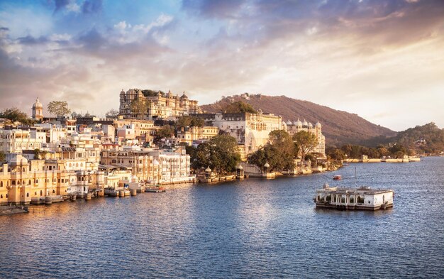 Lake Pichola und City Palace in Indien