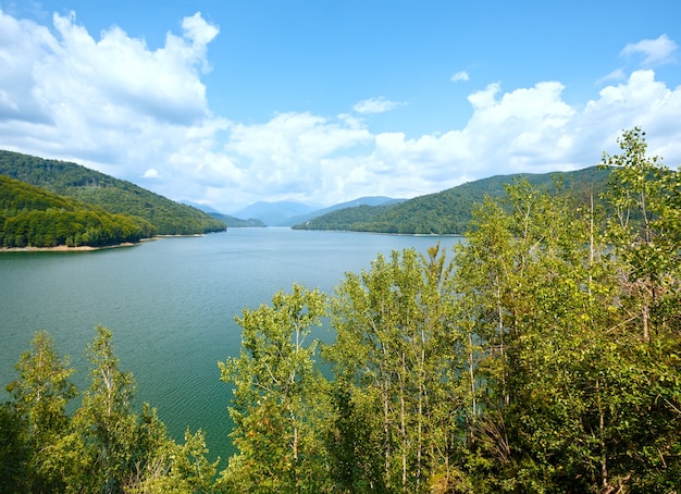 Lake Vidraru Sommer bewölkte Landschaft