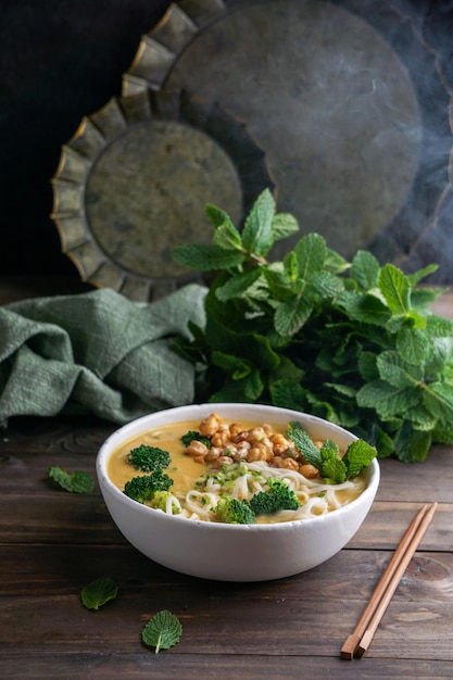 Laksa Nudelsuppe Mit Kürbis und Brokkoli, thailändische würzige Suppe