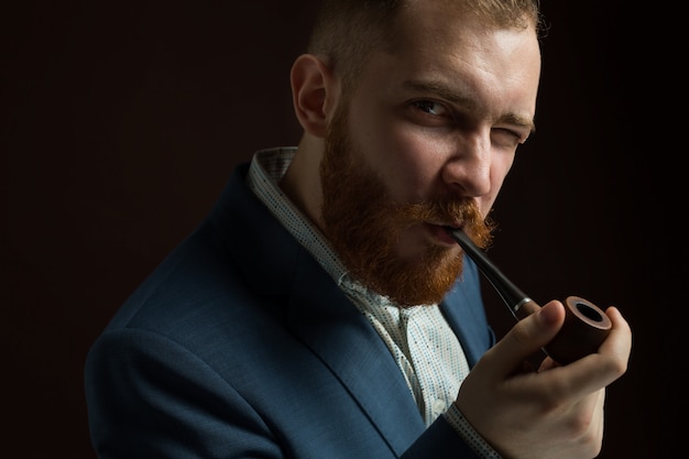 Lamber barbudo como modelo masculino de terno com bigode e cachimbo de barba