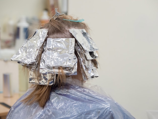 Lámina en el cabello al teñir el cabello.