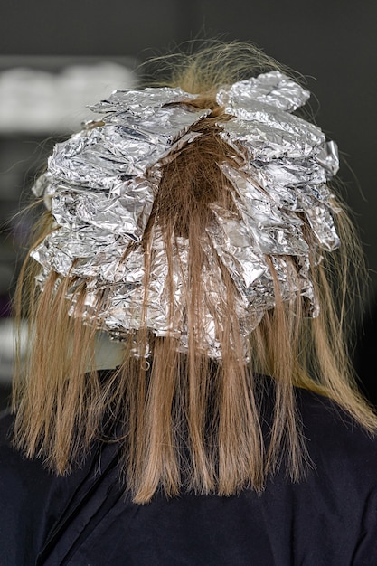 Lámina en el cabello de los modelos. Decoloración del cabello de moda con técnica shatush. Mira desde atrás