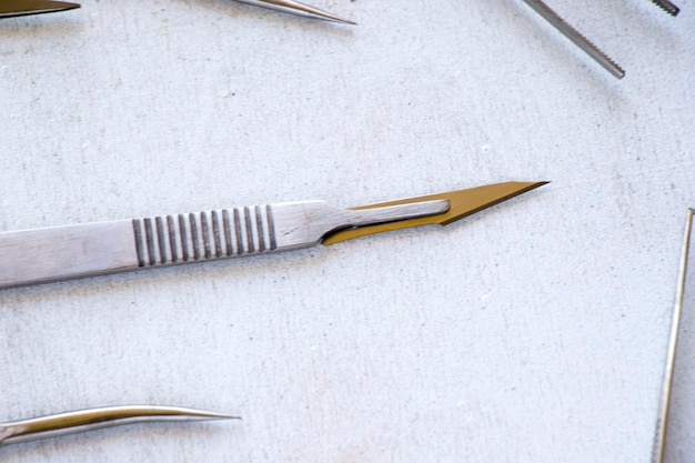 lâmina de cirurgia na mesa estéril bisturi em close-up