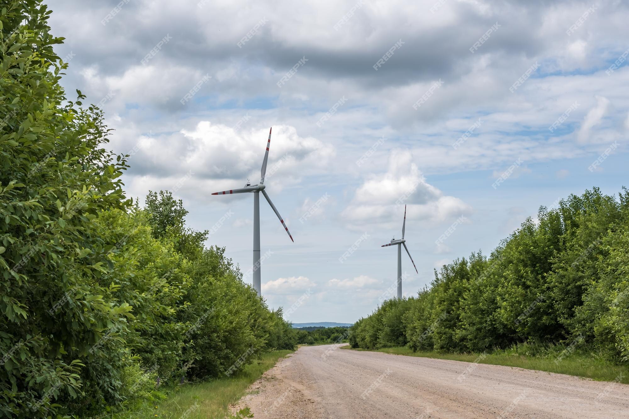 Lâminas rotativas de uma hélice de moinho de vento no fundo do céu azul  geração de energia eólica energia verde pura