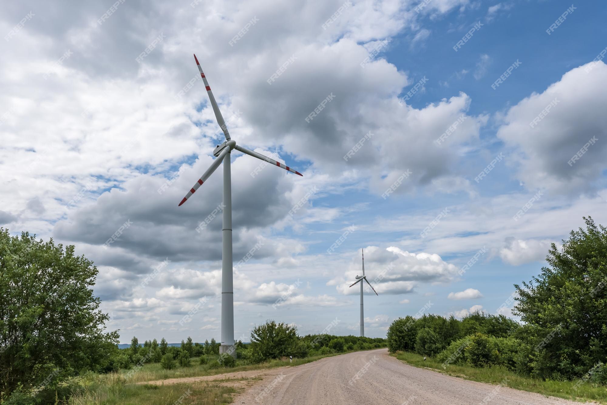 Lâminas De Um Moinho De Vento Isolado Em Um Céu Azul Limpo E Cristalino,  Produção De Energia Eólica De Forma Ecológica E Sustentável. Foto Royalty  Free, Gravuras, Imagens e Banco de fotografias.