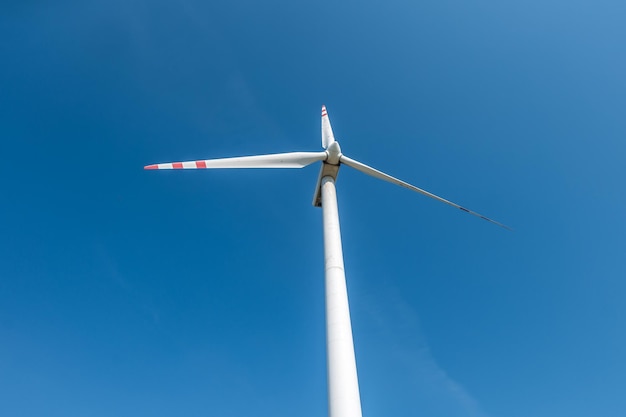 Lâminas De Um Moinho De Vento Isolado Em Um Céu Azul Limpo E Cristalino,  Produção De Energia Eólica De Forma Ecológica E Sustentável. Foto Royalty  Free, Gravuras, Imagens e Banco de fotografias.