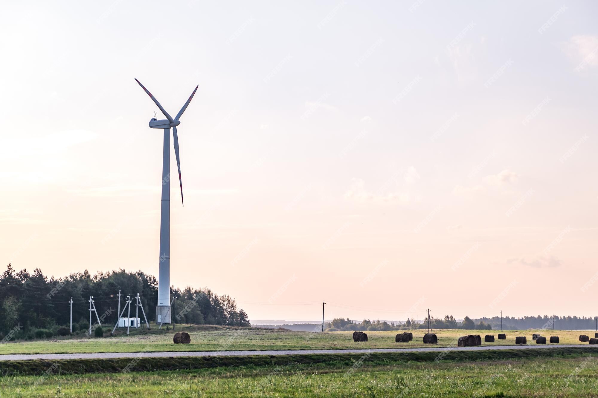 Lâminas rotativas de uma hélice de moinho de vento no fundo do céu azul  geração de energia eólica energia verde pura