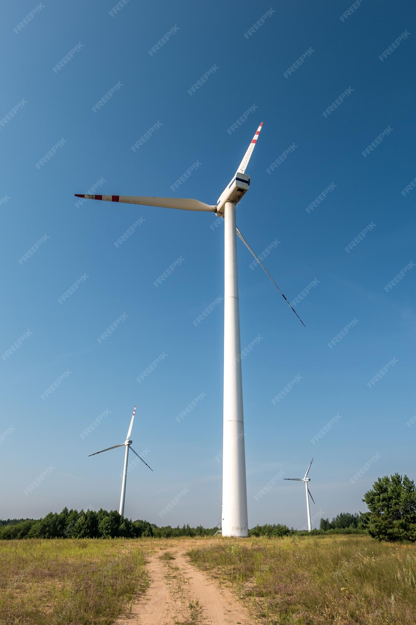 Lâminas rotativas de uma hélice de moinho de vento no fundo do céu azul  geração de energia eólica energia verde pura