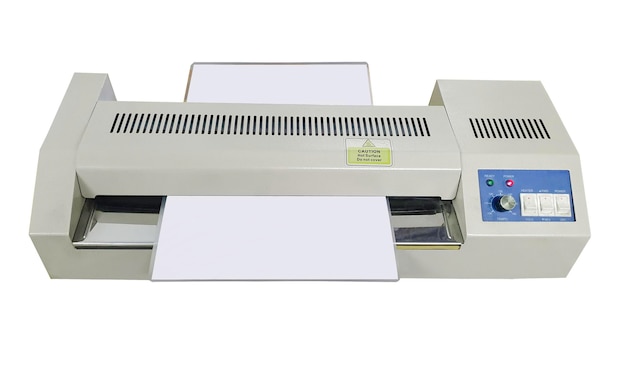 Laminatormaschine auf weißem Hintergrund mit Beschneidungspfad Kunststoffabdeckungsmethode zum Schutz des Papiers