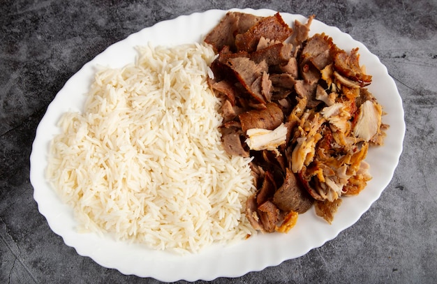 Lamm-Kebab-Gericht mit Basmatireis mit geschnittenem Lammbratenfleisch