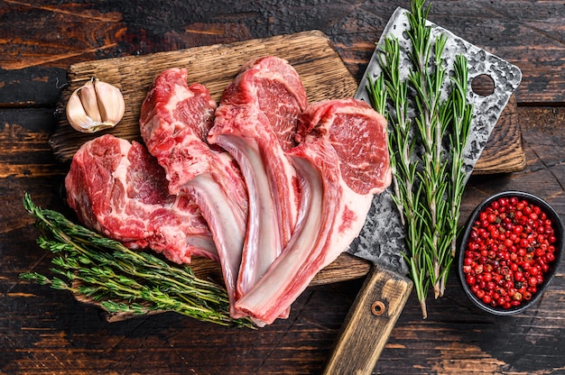 Lamm rohe Kotelettsteaks auf Metzgerschneidebrett