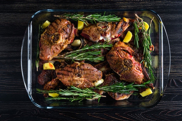 Lammfleisch im Ofen gebacken